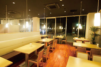 院内大気食も用意される院内レストラン「トリニティ」は、モダンで清潔感のある空間が広がる。