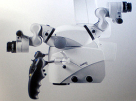 手術用の顕微鏡